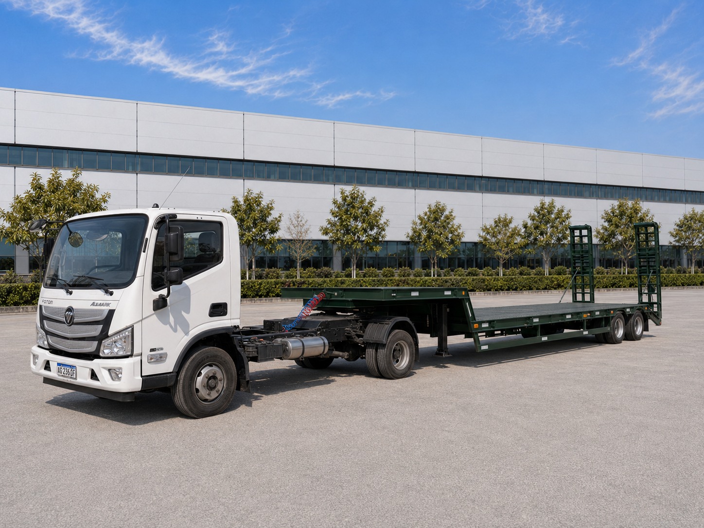 Foton Aumark con carretón de 12 metros para traslados de gran porte